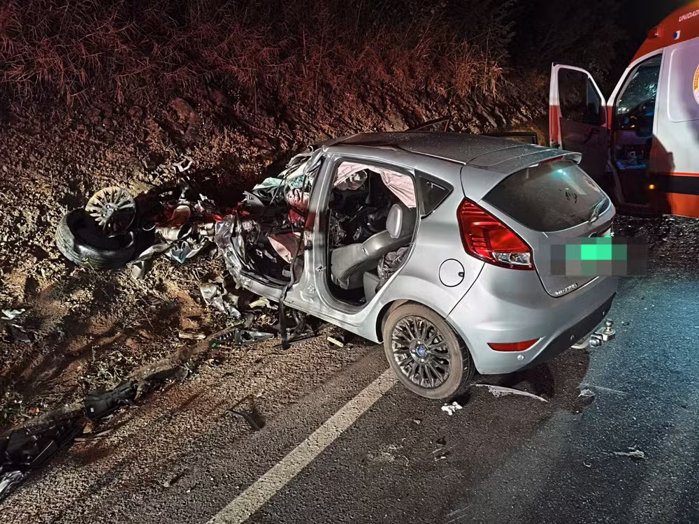 Batida deixou veículo destruído na MG-431, em Pará de Minas