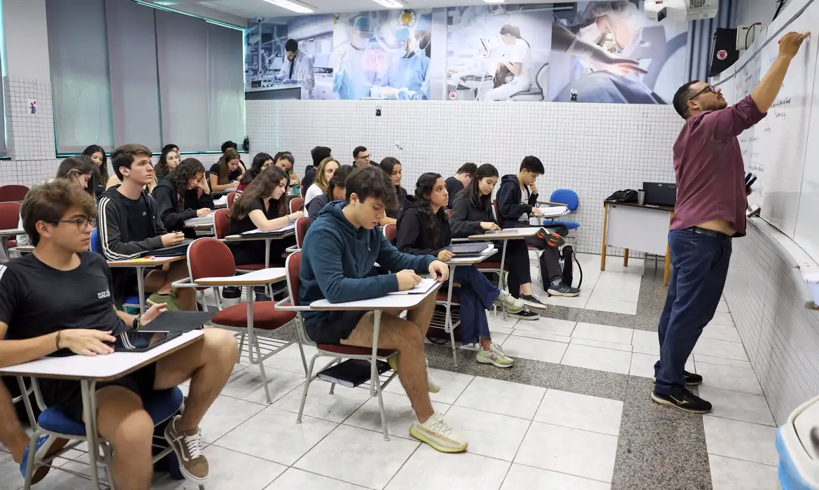 O Desenrola Fies prevê descontos para a quitação de até 99% sobre o valor da dívida.