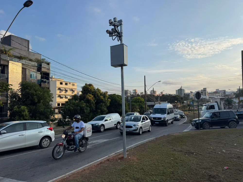 Durante os horários de pico a movimentação de veículos é intensa.