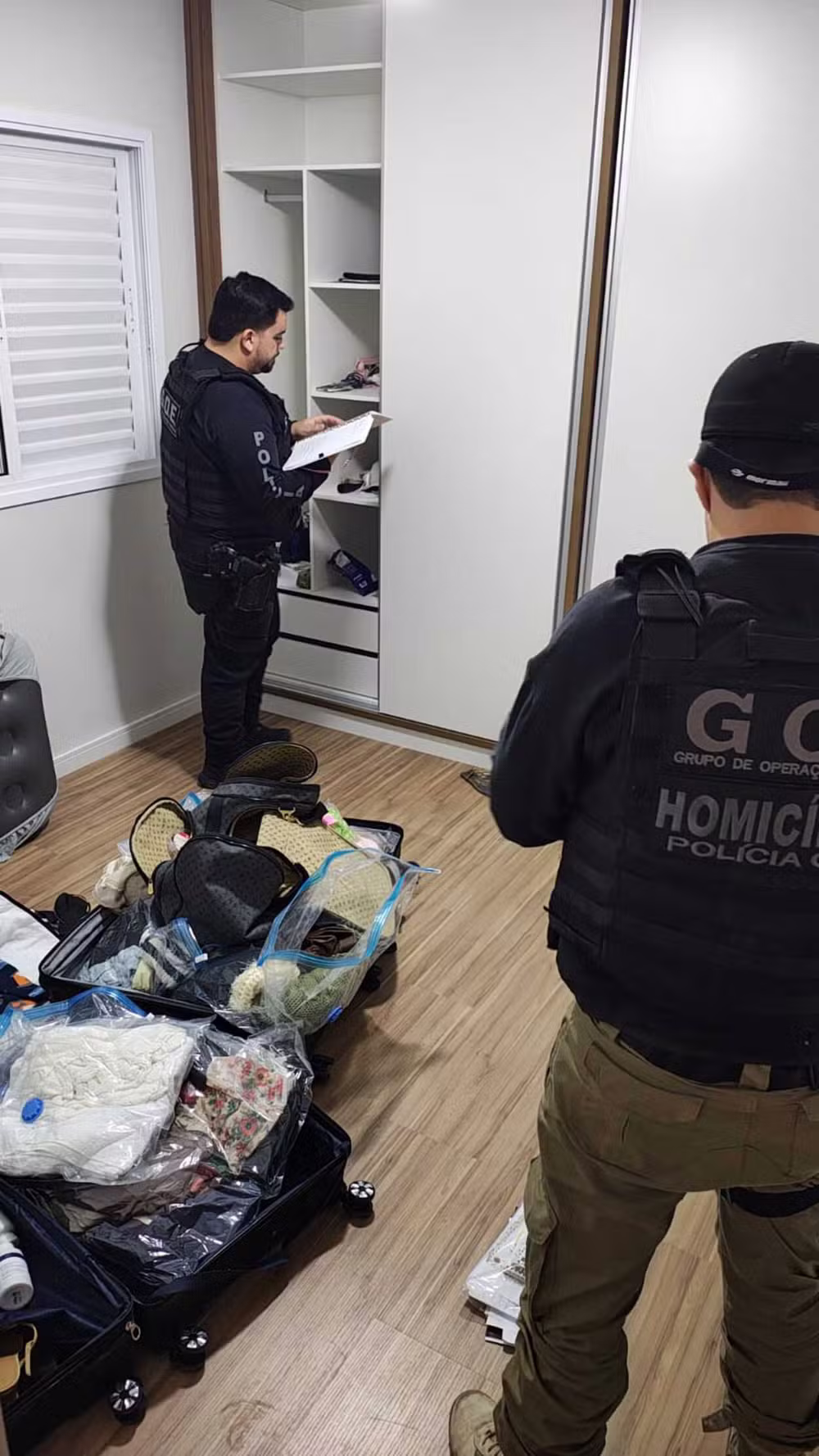 Policiais durante as buscas