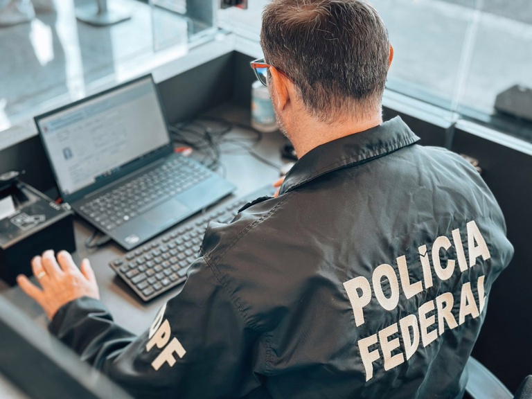 Durante as diligências, os policiais localizaram conteúdo ilícito, o que resultou na prisão em flagrante.