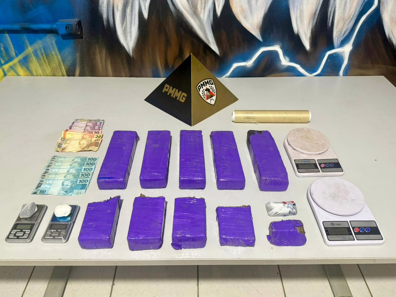 Durante o acompanhamento, os policiais identificaram movimentação intensa de pessoas perto de uma praça em frente ao imóvel citado, com contatos frequentes do suspeito com diferentes indivíduos.