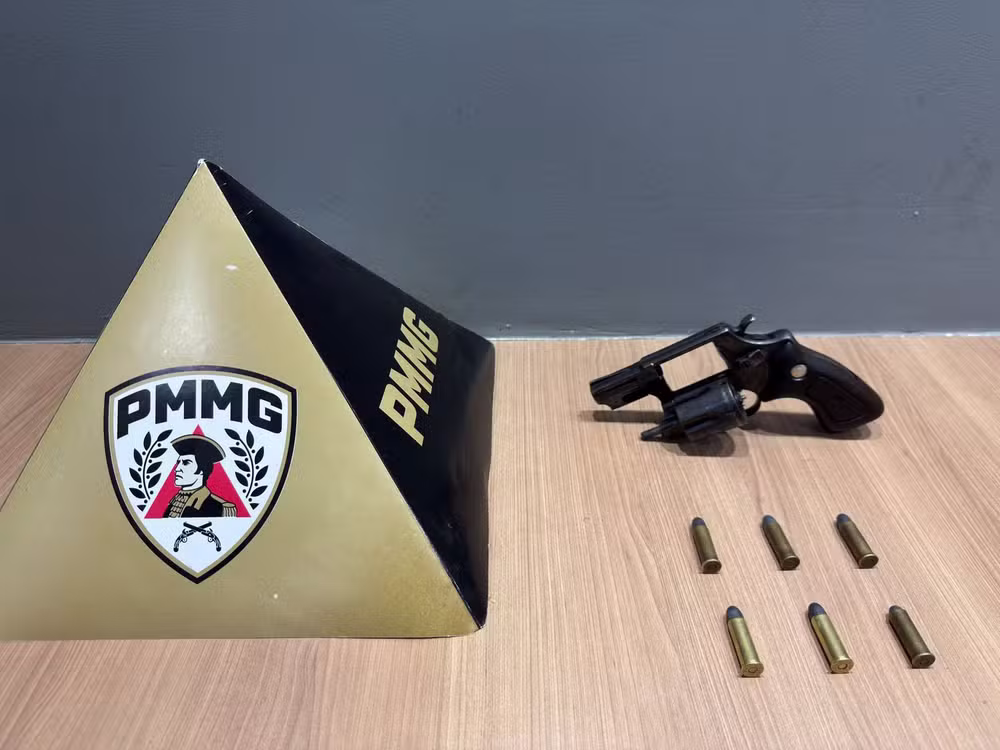 Arma e munições apreendidas com o homem