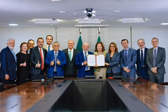 Assinatura da MP para zerar imposto federal da Taxa das Blusinhas • 