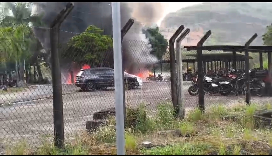 Ainda segundo a empresa, não houve feridos e a situação foi contida em pouco tempo.
