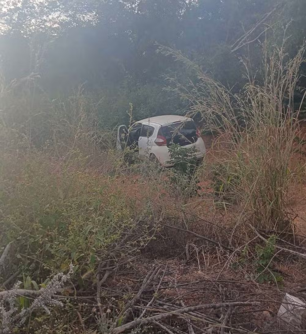 Carro foi recuperado em uma estrada vicinal