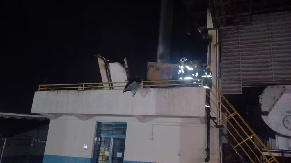 Incêndio atinge fábrica da Calu em Uberlândia