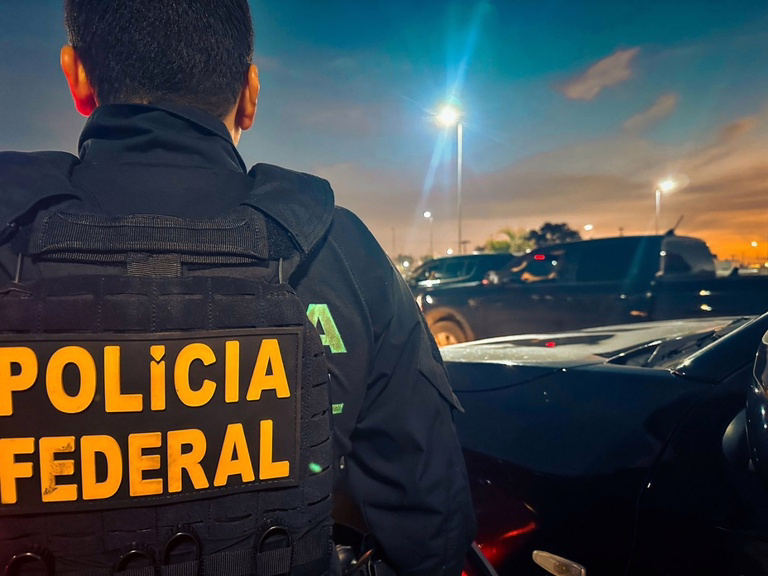 Ação cumpriu dois mandados de busca e apreensão e investiga denúncia de compra de votos e transporte irregular de eleitores em 2024