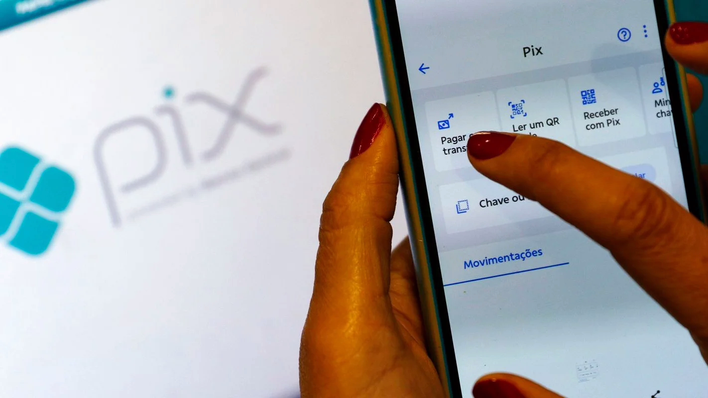 O Pix, sistema de pagamentos instantâneos, pode apresentar falhas que afetam a experiência do usuário, como abordado nesta reportagem.
