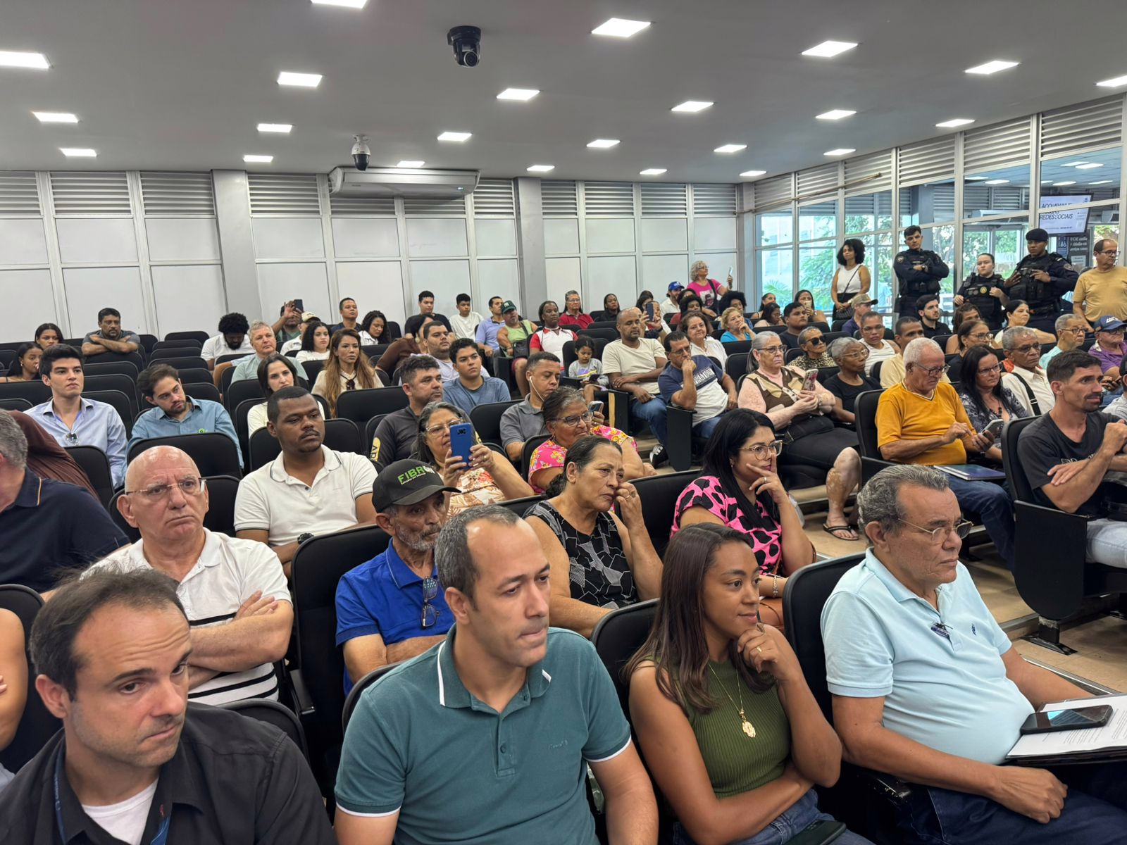 A população compareceu a audiência e participou com questionamentos. 