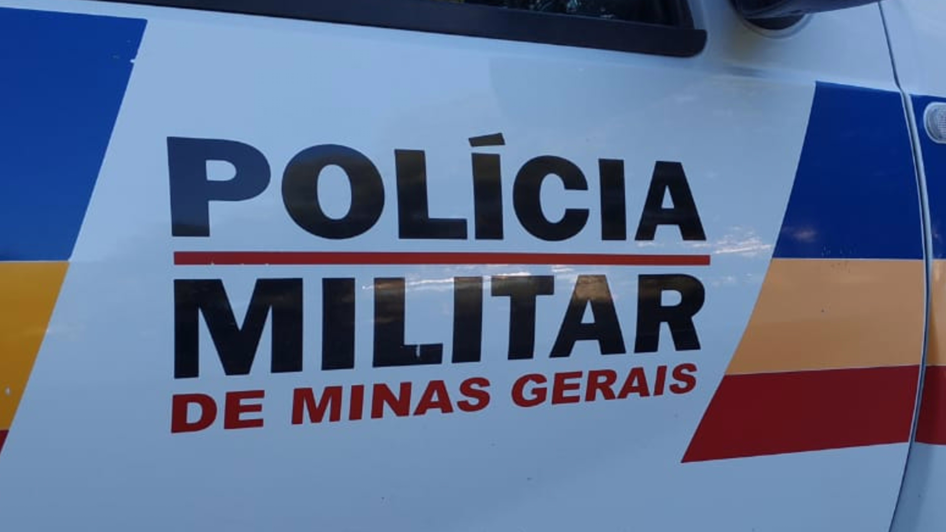 Segundo a PM, suspeito levou produtos após coagir o operador do caixa; caso foi registrado no bairro Canaã.