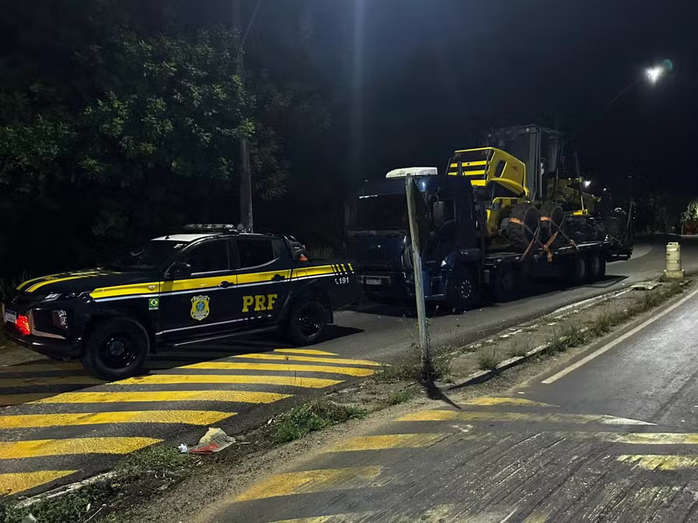 Motoniveladora apreendida pela PRF