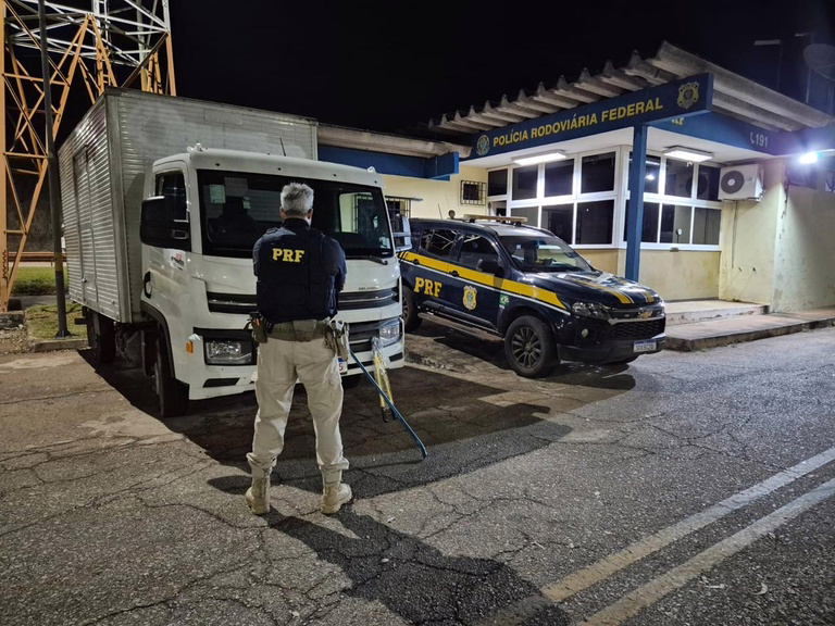 Ação ocorreu em Itatiaiuçu, na noite de segunda-feira (18/05); veículo tinha placas clonadas e foi levado para a Depol do município.