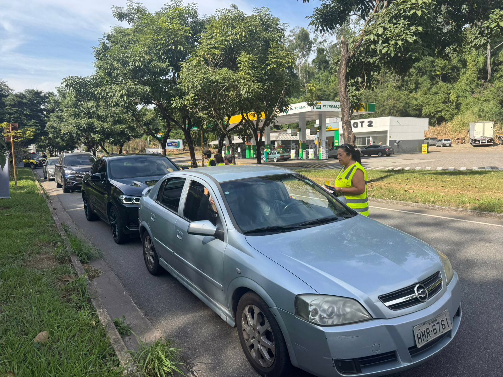 Voluntários entregaram panfletos e fizeram orientações aos motoristas que passaram pelo local. 