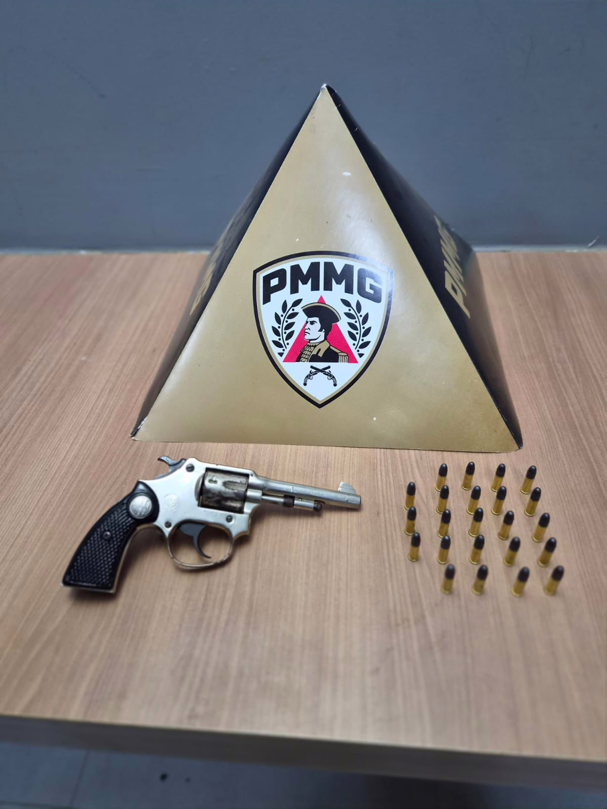 Posse ilegal de arma de fogo.