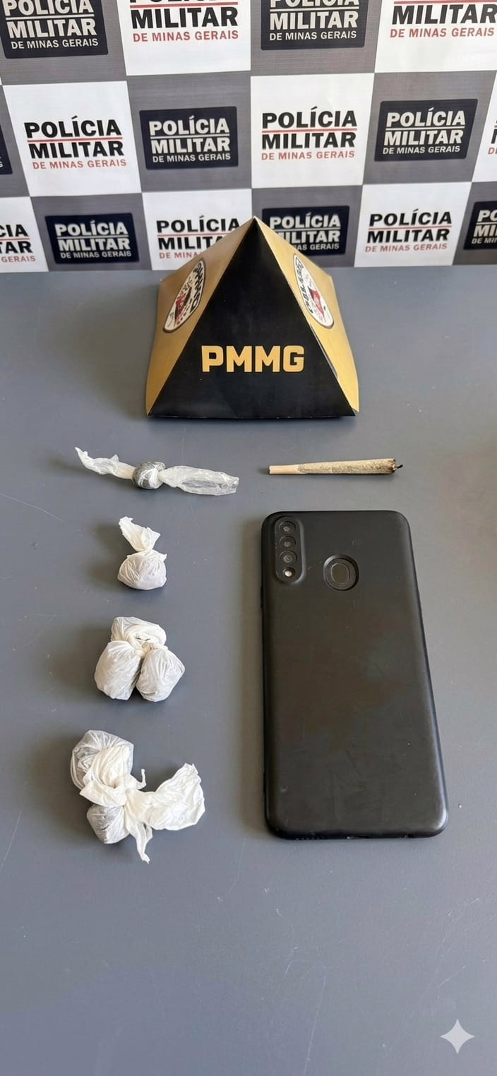 PM agiu após denúncias de movimentação ligada ao comércio de drogas perto do cemitério municipal; maconha e celular foram apreendidos
