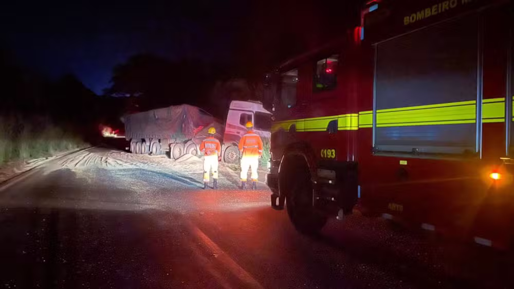 Acidente entre carretas na MG-455 entre Pirajuba e Campo Florido