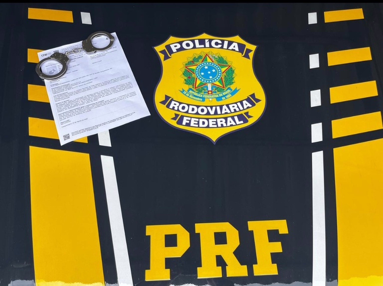 Homem de 57 anos foi abordado na noite de terça (19) e tinha mandado de prisão com pena de oito anos; ele seguia de Belo Horizonte para Cabo Frio.