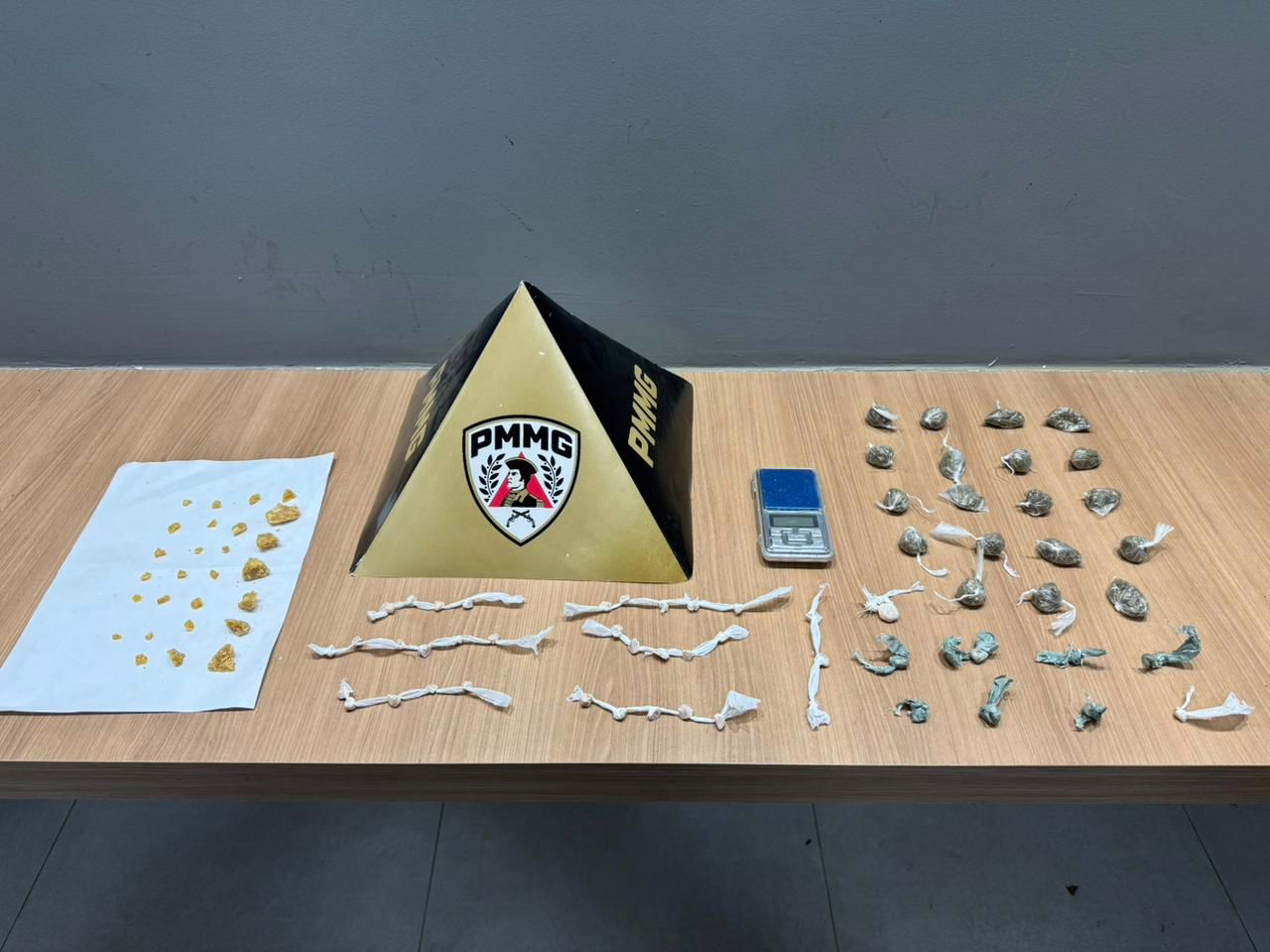 Prisão por tráfico de drogas ilícitas.
