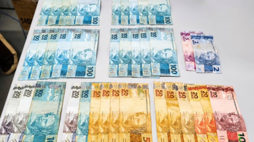 Em uma das residências também foram encontrados R$ 3.207 em dinheiro