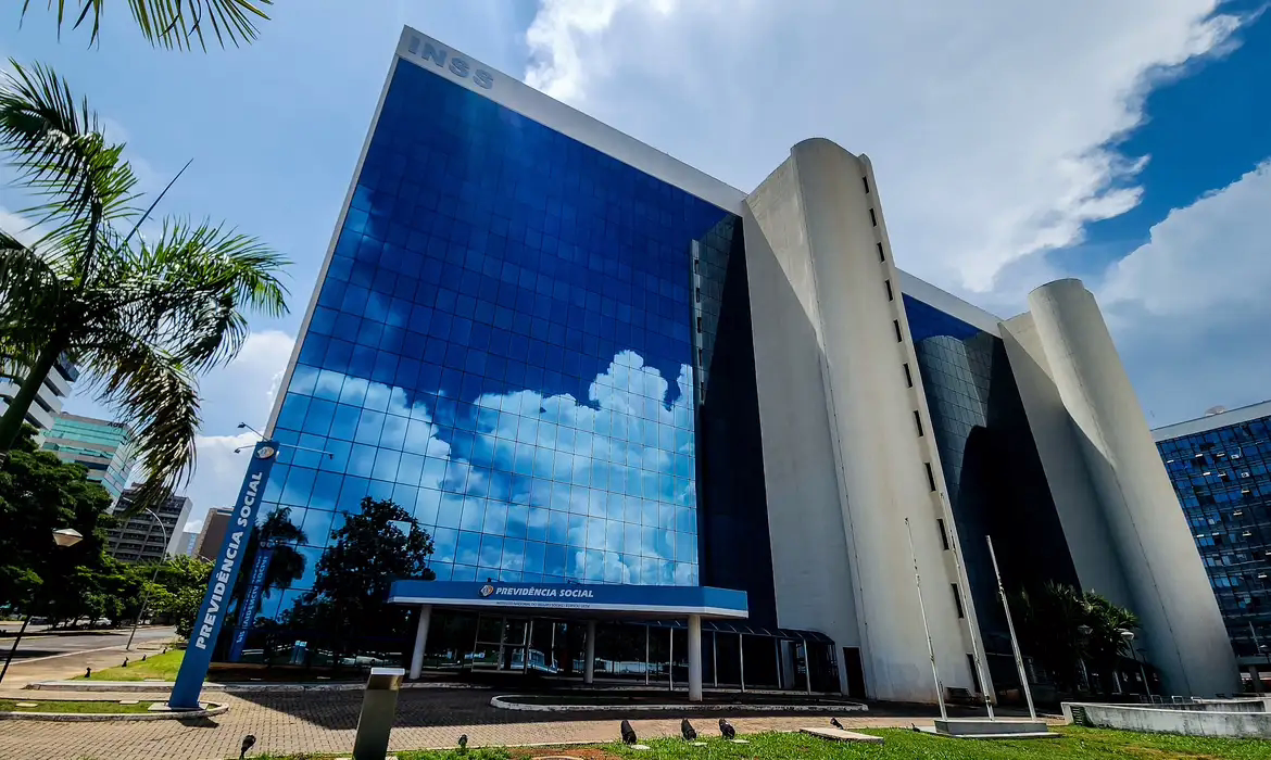 O valor cai junto com o pagamento da folha mensal da Previdência Social, de acordo com o número final do benefício, sem o dígito verificador.