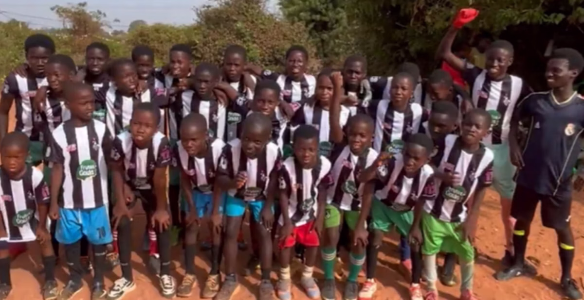 Vestidos com a camisa alvinegra, crianças de Guiné-Bissau soltam o grito de Galo