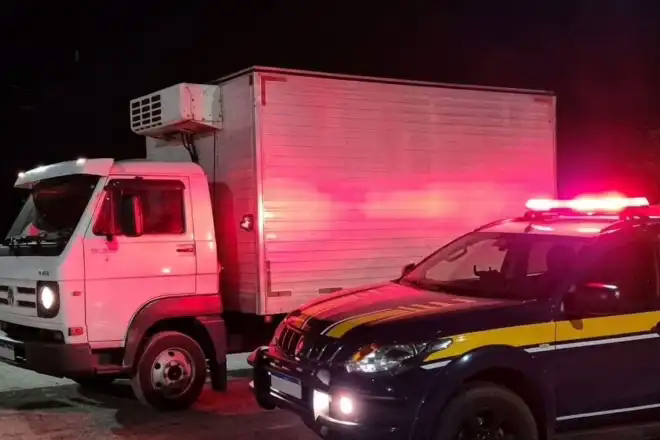 Caminhão apreendido pela PRF na BR-040, em Juiz de Fora.