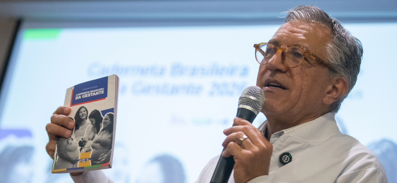 Médicos criticam nova Caderneta da Gestante do governo Lula