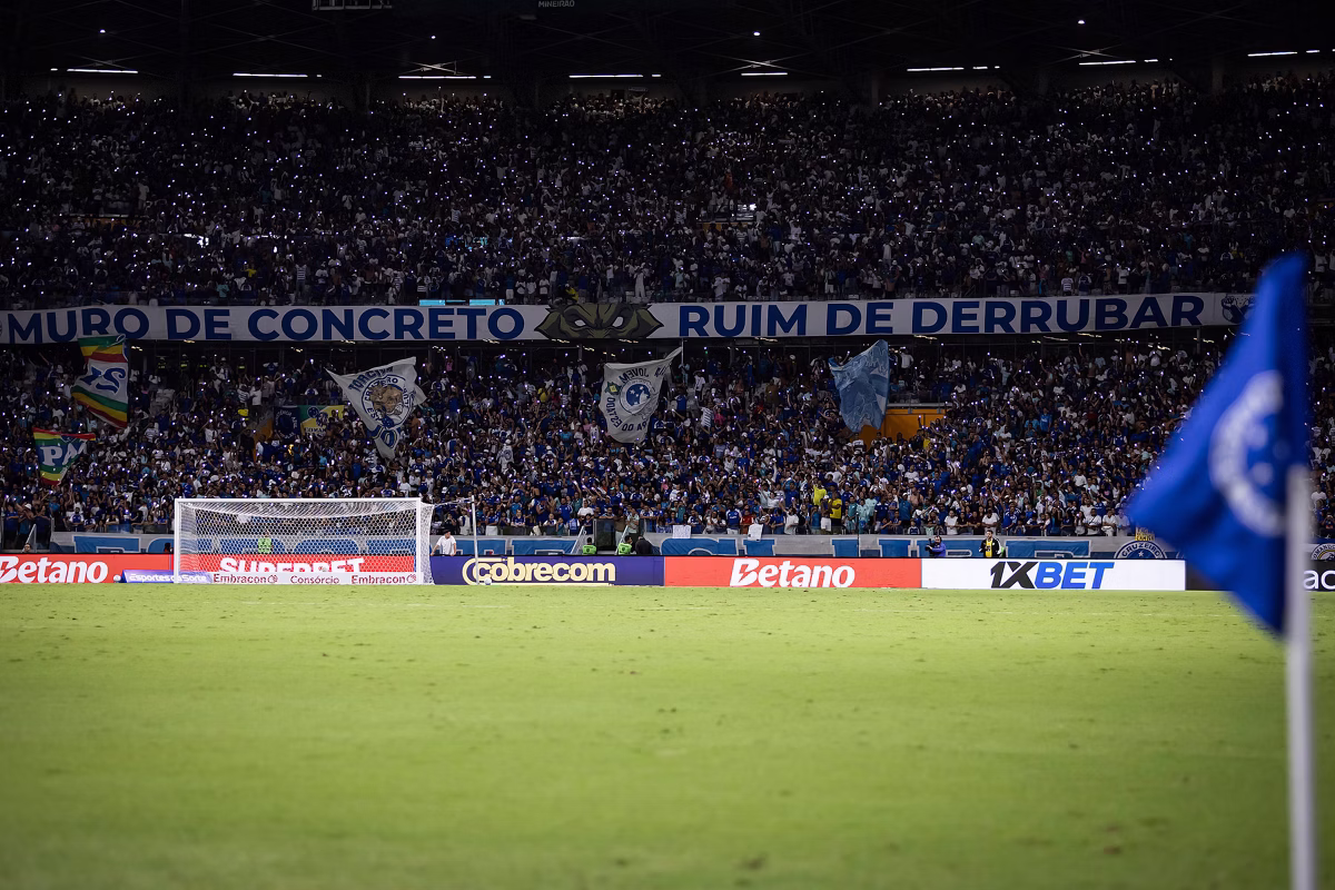 Torcida do Cruzeiro fazendo a festa nas arquibancadas do Mineirão