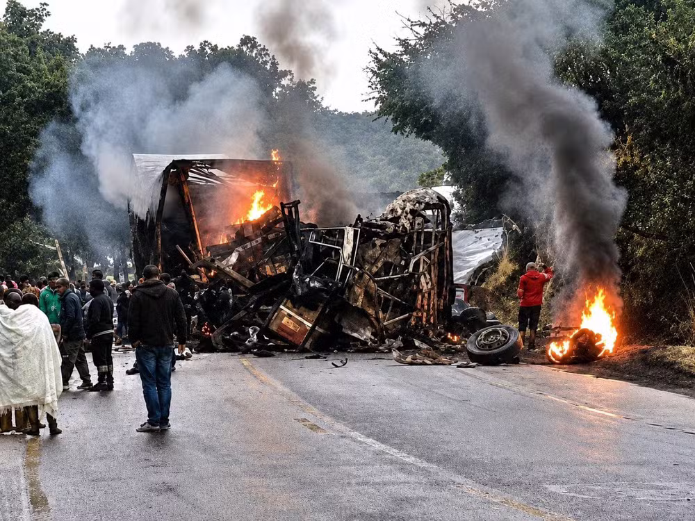 Acidente entre carreta e ônibus na BR-251.