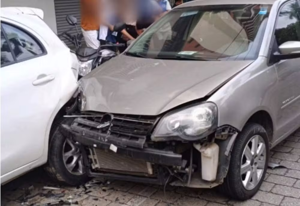 No total, 10 veículos foram atingidos