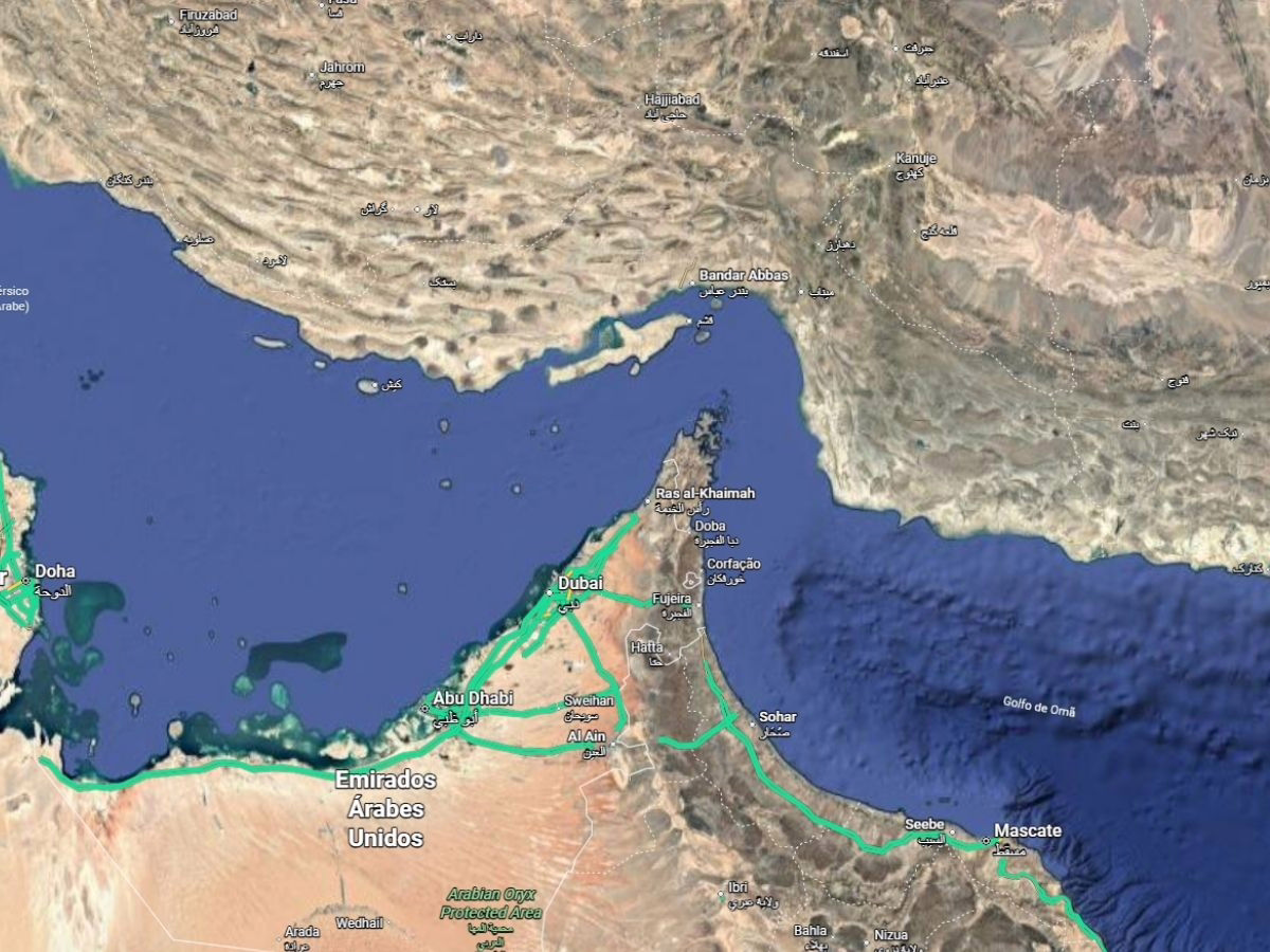 Estreito de Ormuz, funcionando como uma área geográfica estratégica e central no conflito entre o Irã e a coalizão EUA/Israel