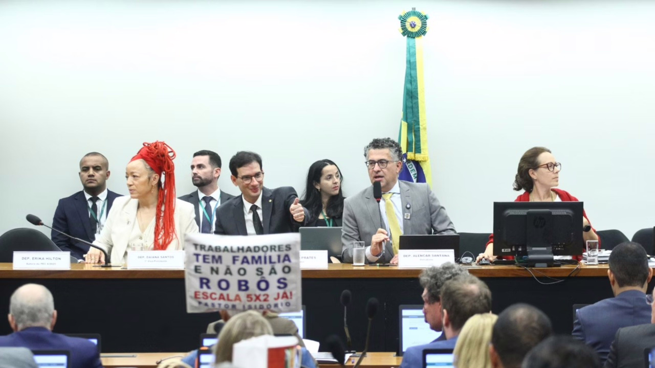 Relatório apresentado pelo deputado Léo Prates (Republicanos-BA) prevê implementação gradual da nova jornada de trabalho