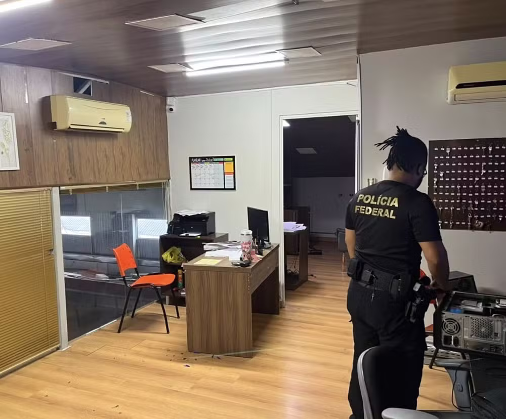 Policial durante o cumprimento de mandado