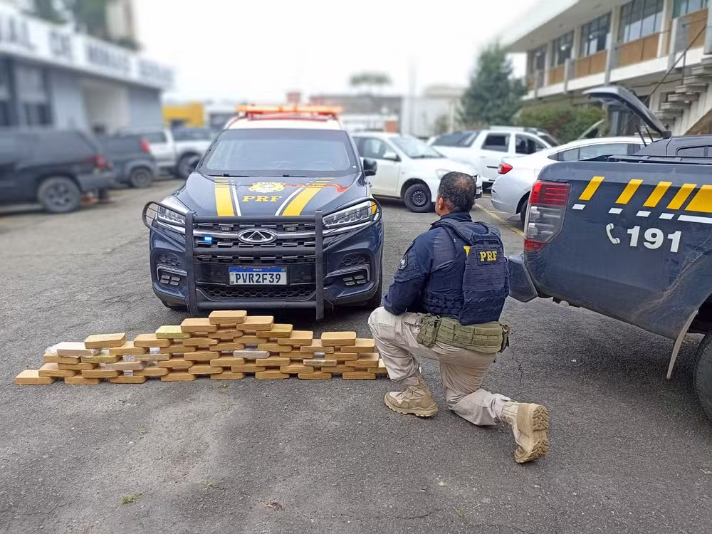 Motorista é preso com aproximadamente 50 kg de pasta base de cocaína escondidos em compartimentos laterais da caçamba da caminhonete na BR-040, em Juiz de Fora