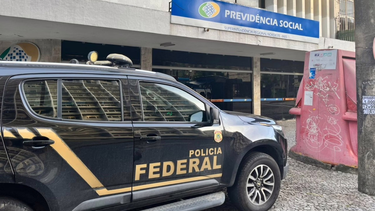 A Polícia Federal cumpre 31 mandados de busca e apreensão em fase da Operação Sem Desconto