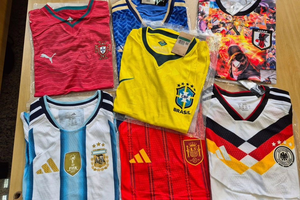 Autoridades apreendem camisas de seleções nacionais no Porto de Santos