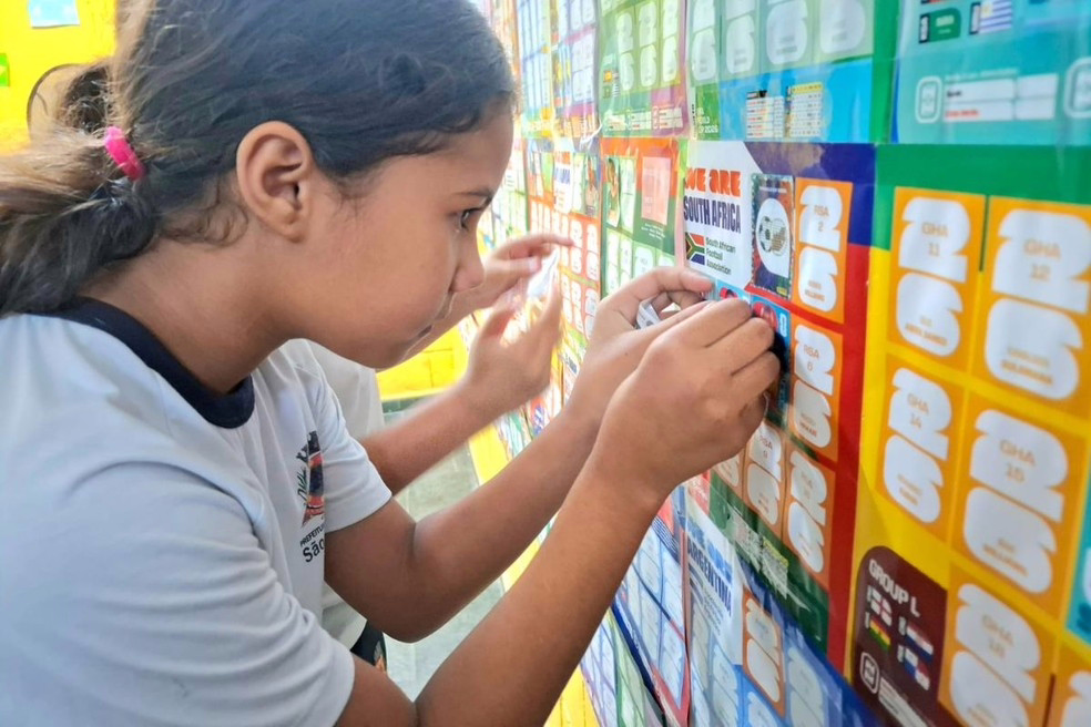 Mural com álbum de figurinhas coletivo é montado em parede de escola em São Vicente, SP
