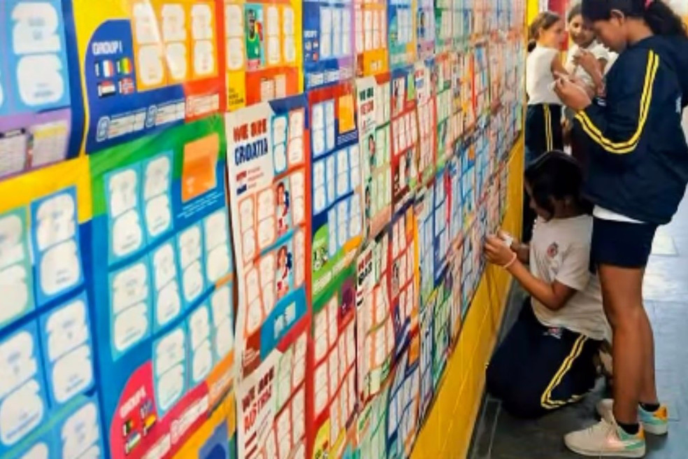 Mural com álbum de figurinhas coletivo é instalado em parede de escola em São Vicente, SP