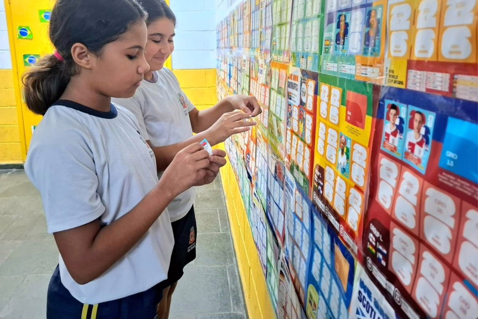 Mural com álbum de figurinhas coletivo é instalado em parede de escola em São Vicente, SP