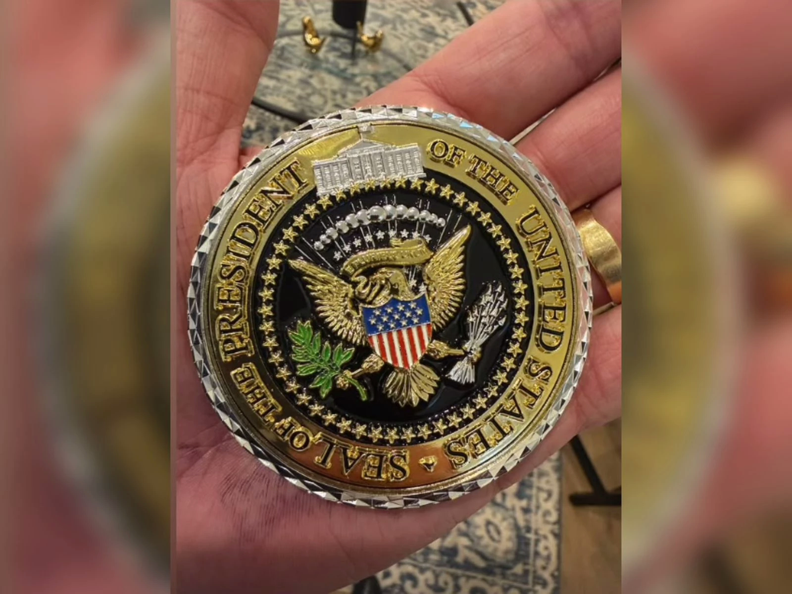 Moeda de honra que Flávio Bolsonaro ganhou de Donald Trump