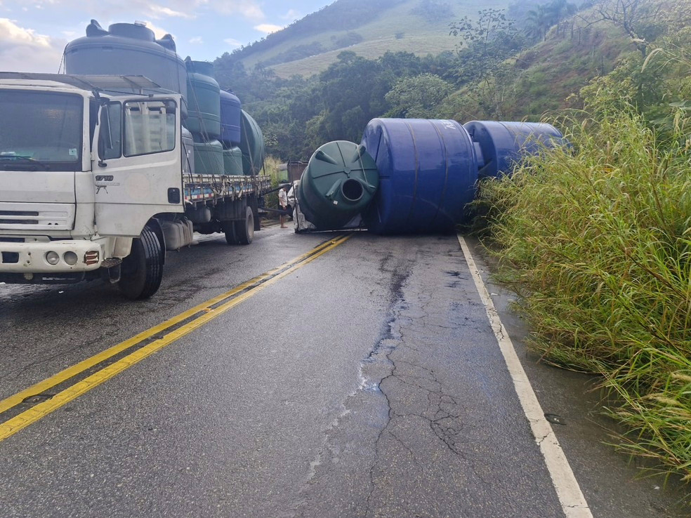 Carreta tombada bloqueia trecho da RJ-155 entre Angra dos Reis e Rio Claro