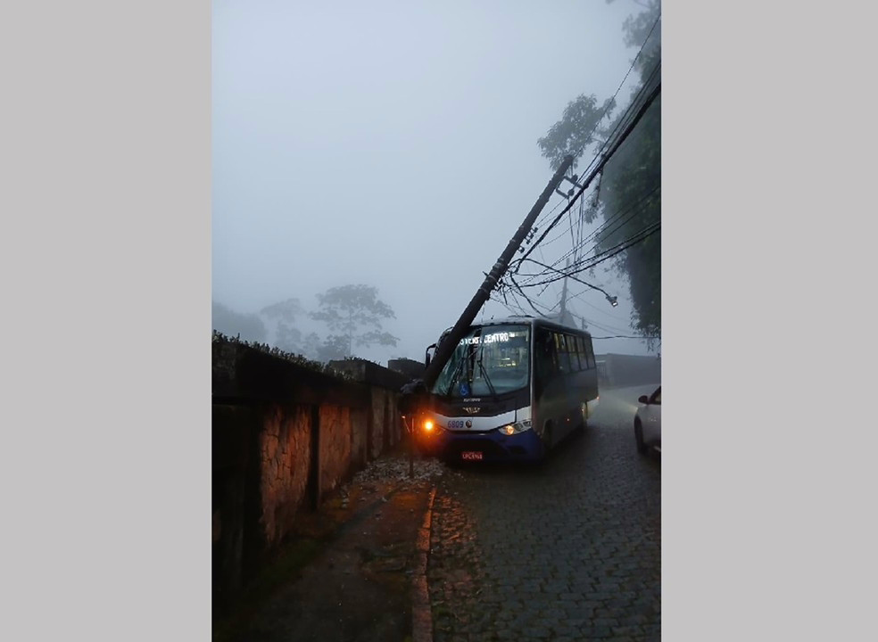 Micro-ônibus colidiu com um poste no bairro Quitandinha, em Petrópolis