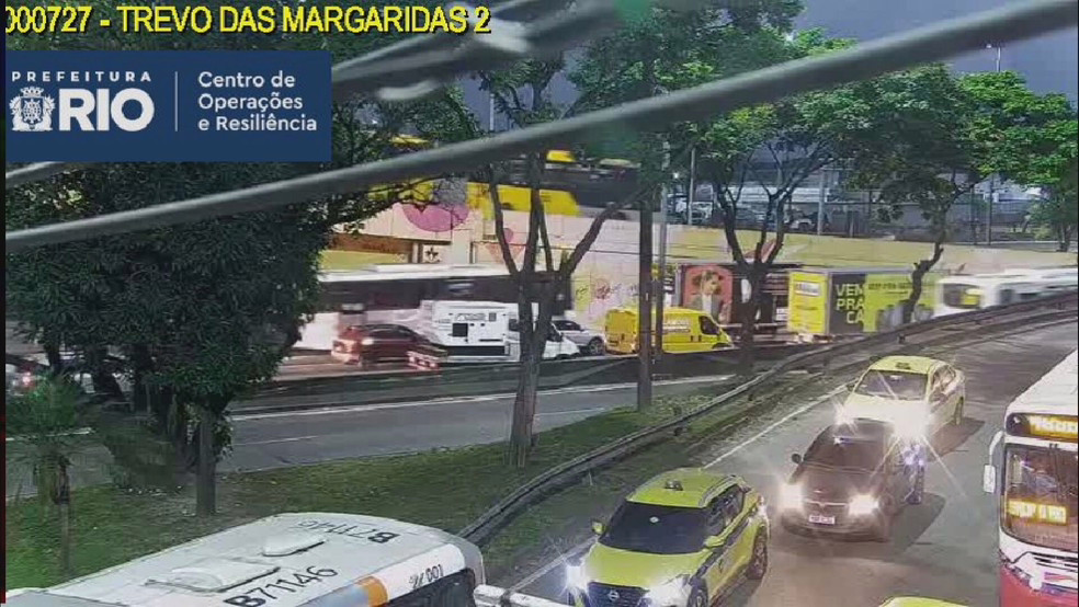 Movimento intenso de veículos no Trevo das Margaridas no início da manhã desta sexta-feira (29)