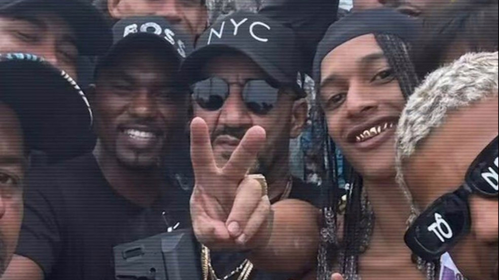 O traficante Antônio Ilário Ferreira, conhecido como Rabicó, aparece ao centro da imagem; ele é considerado foragido da Justiça
