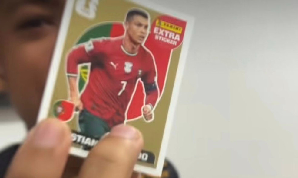 Menino de Manaus se emociona ao encontrar figurinha rara de Cristiano Ronaldo em álbum da Copa