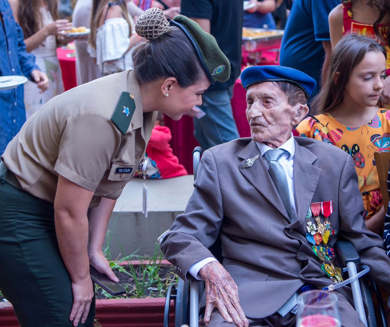 As jornalista Brenda Collen e homenageado
