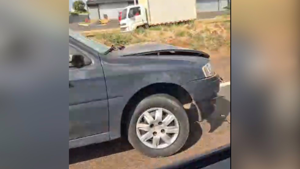 Motorista atropela duas mulheres, abandona o carro e foge na BR-262, em Uberaba