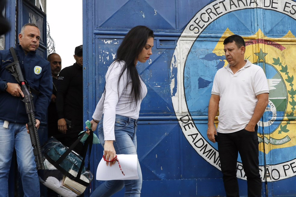 Monique Medeiros sai do Instituto Penal Santo Expedito, em Bangu, em 2022