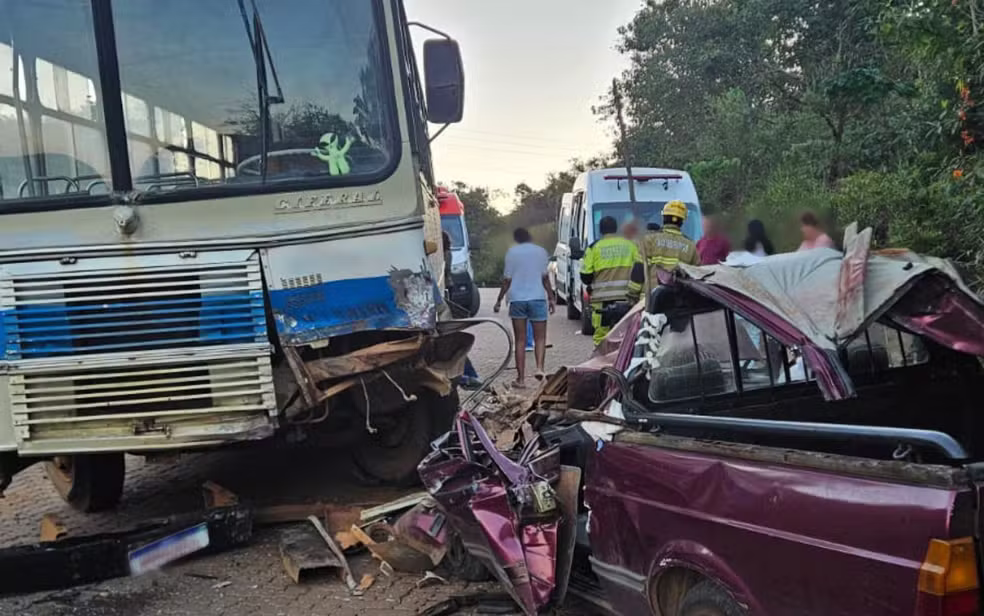 Acidente entre carro e ônibus deixa uma mulher morta entre Três Corações e São Tomé das Letras, MG